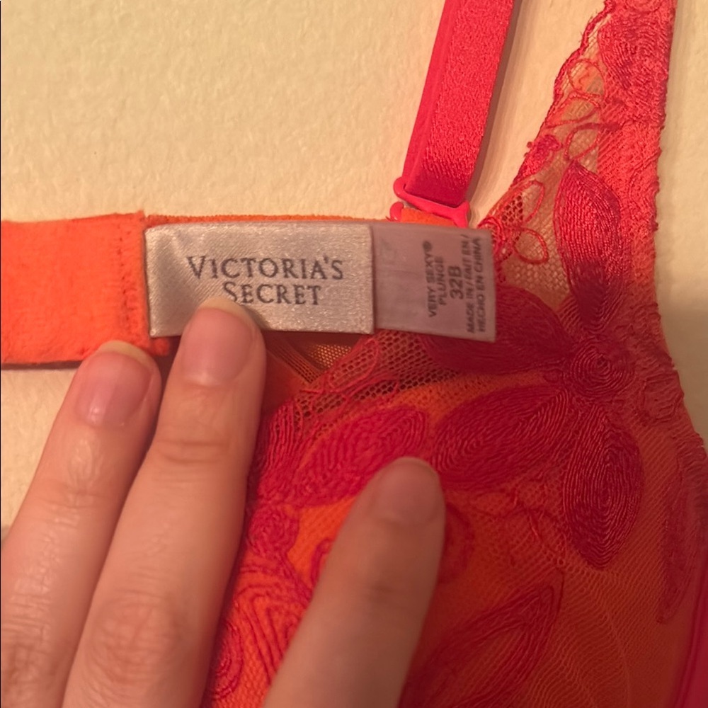 Victoria's Secret Red and Orange Lace Bra with Underwire - Picture 2 of 4